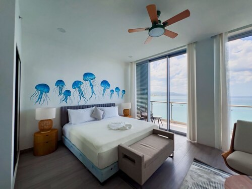 The Bloom - A Sky Harbour Oceanfront King Suite