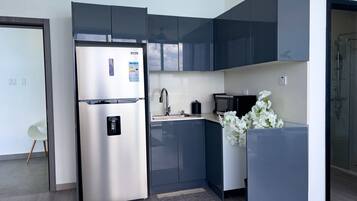 Coffee/tea maker, fridge, microwave, oven