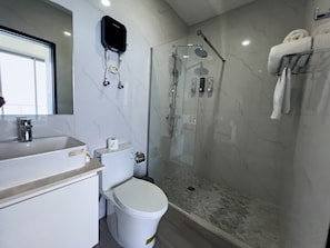 Ein modernes Badezimmer mit einer Duschkabine, einer Toilette und einem Waschbecken.