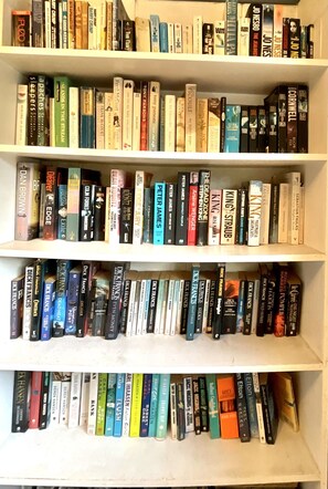 A bookshelf with multiple rows of books. - Big Beachside Bach/1 min to Sand & Sea/Sleeps 10 (Tauranga)