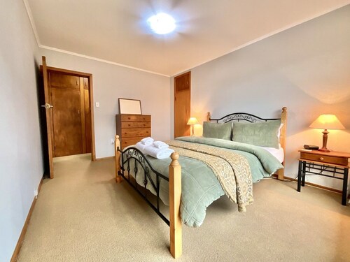 Big Beachside Bach/1 min to Sand & Sea/Sleeps 10