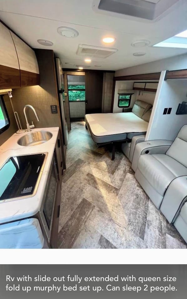 Room - Luxury Mercedes 25 Foot RV w/ Full Bathroom + WiF/TV close to the Poconos (Blairstown)