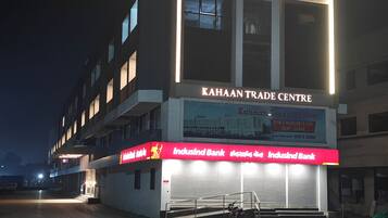 Un bâtiment sur lequel on peut voir une enseigne bien visible indiquant « MAJESTIC PARK INN » et, en dessous, « KAHAAN TRADE CENTRE ».