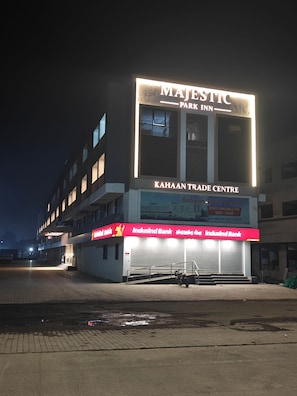 Un edificio con un letrero destacado para 'MAJESTIC PARK INN' y 'KAHAAN TRADE CENTRE' debajo.