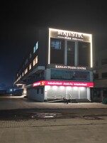 Un bâtiment sur lequel on peut voir une enseigne bien visible indiquant « MAJESTIC PARK INN » et, en dessous, « KAHAAN TRADE CENTRE ».