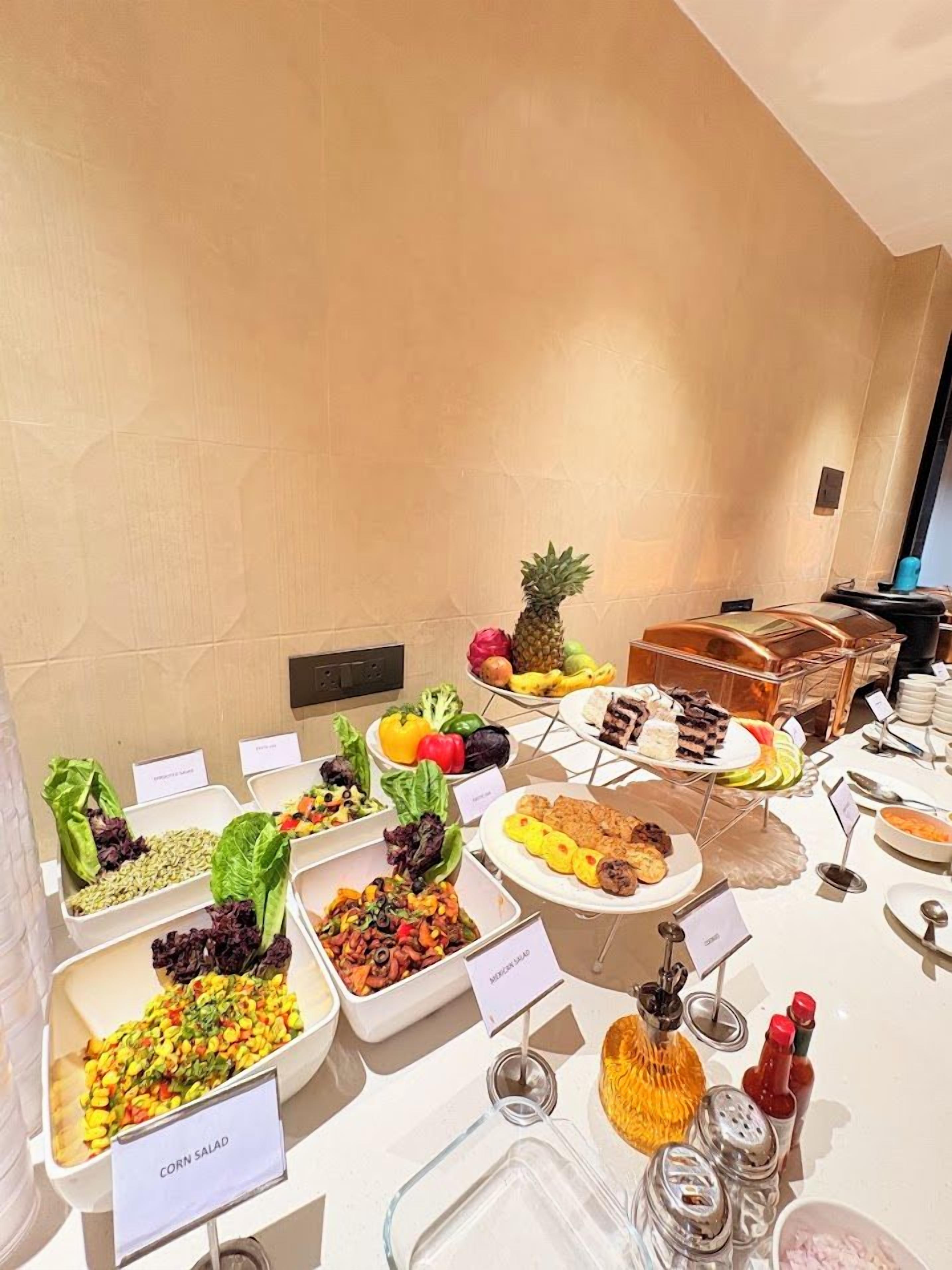 Un buffet proposant une variété de plats et d'accompagnements.