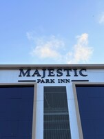 A building with the sign 'MAJESTIC PARK INN' indicating a hotel.