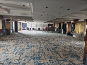 A spacious hall with a patterned carpet, rows of chairs, and a high ceiling with recessed lighting. - Majestic Park Inn (Vapi)