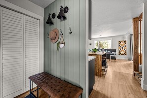 Interior - Cozy Sunriver Fall Escape+3BR Family Getaway+Sleeps 8+Wood Burning Fireplace (Sunriver)