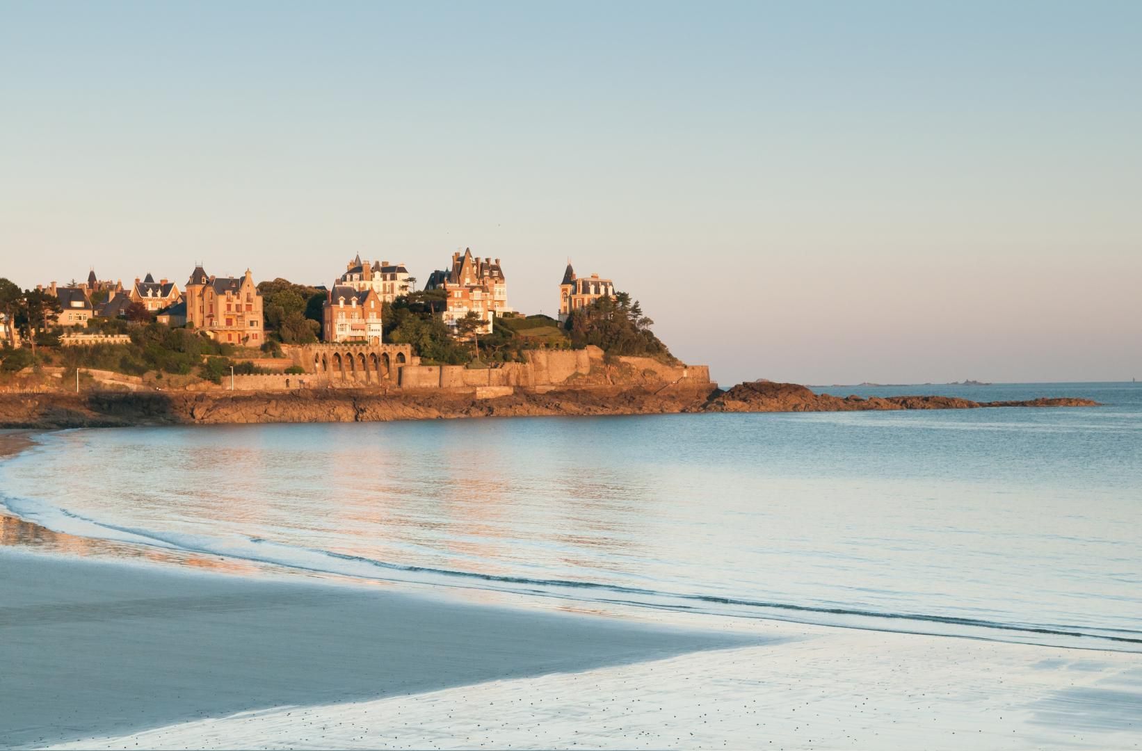 Una cittadina costiera con edifici storici lungo la spiaggia.