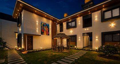 Comfort stay with elegant bed & breakfast in welcoming Kanchipuram with AC