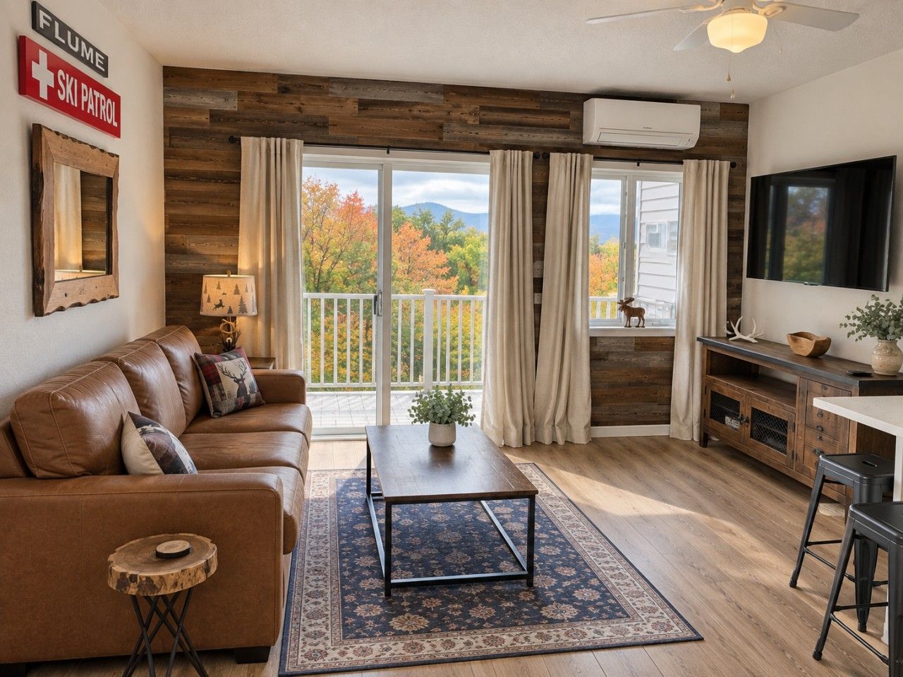 Een woonkamer met een bank, salontafel en uitzicht op een balkon.