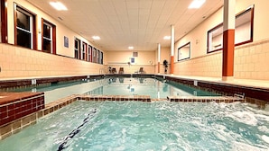 Uma piscina com várias pistas de natação, paredes e chão revestidos em azulejo.