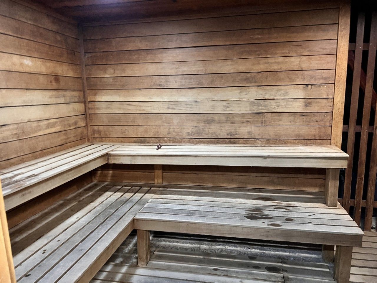 En bastu med träbänkar och ett bord med bänk.