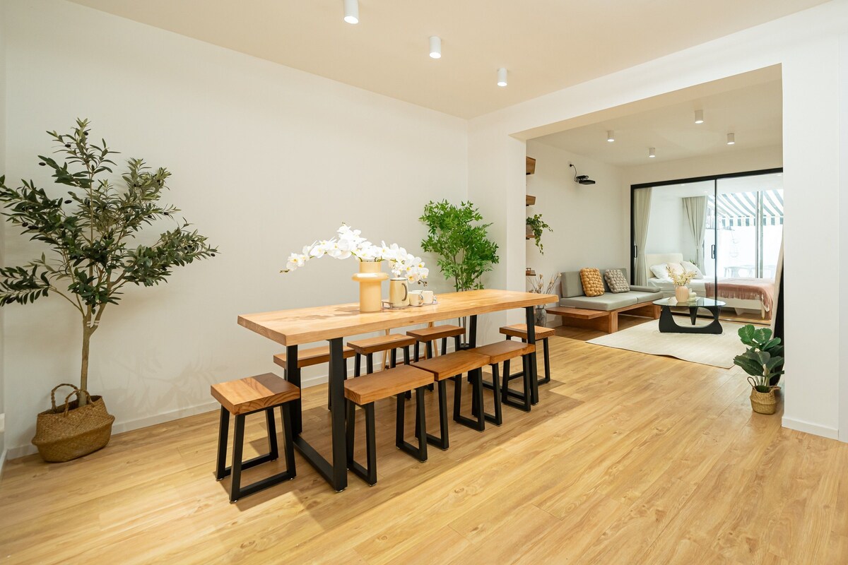 JiangNan · IMAX Projector · Private Courtyard · Quality 8-Guest | Living area | Smart TV