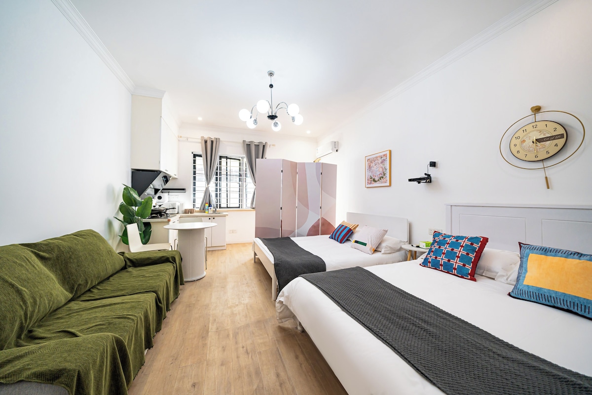 QiuYe · IMAX Projector · Private Courtyard · Cozy 4-Guest | Free WiFi, bed sheets