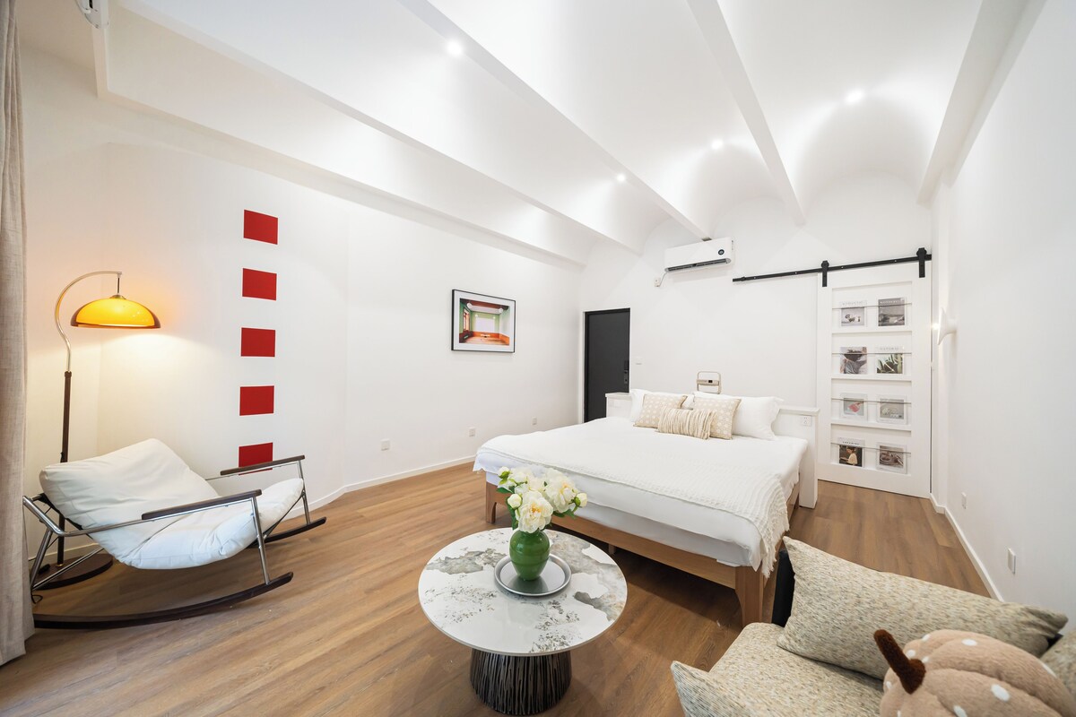 WeiLai · IMAX Projector · Private Courtyard · Elegant 4-Guest | Free WiFi, bed sheets