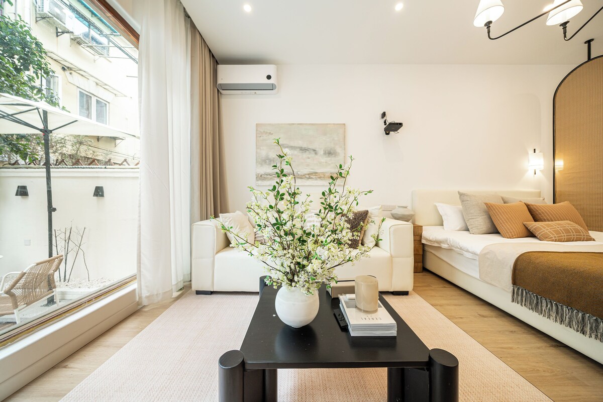 YuYuan · IMAX Projector · Private Courtyard · Quality 4-Guest | Living area | Smart TV