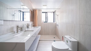 A modern bathroom with a large mirror, two sinks, a shower, and a toilet. - Tonighy Homestay Jing'an Temple Shanghai (Shanghai)