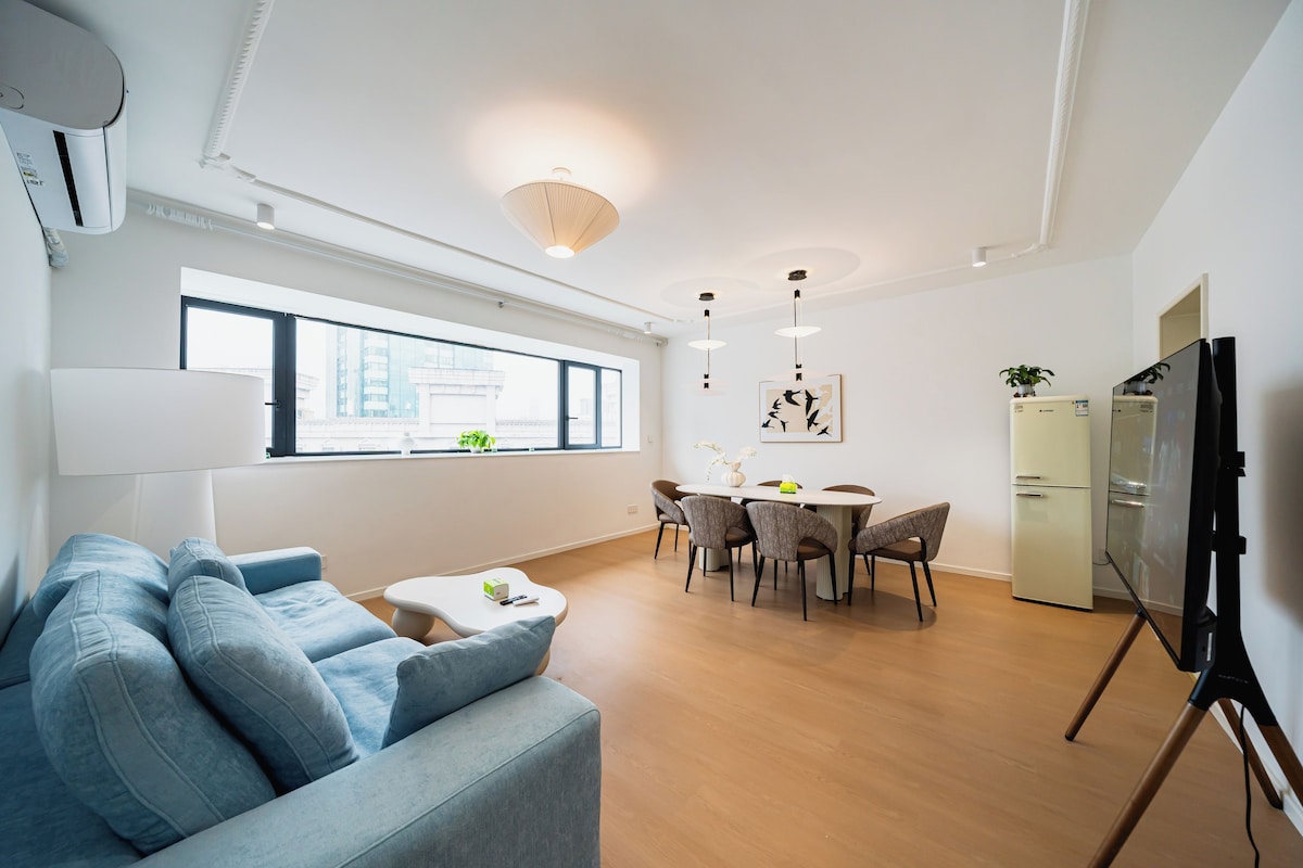MiNi · Jing'an Temple View · Premium 8-Guest | Living area | Smart TV