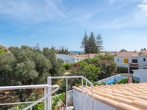 A residential area with a view of the sea, surrounded by trees and buildings with red-tiled roofs. - Traditional House in Luz, Steps from the Beach (Luz, Lagos)