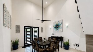 A dining area with a table, chairs, and a ceiling fan. - Vrbo Property (MERIDA)