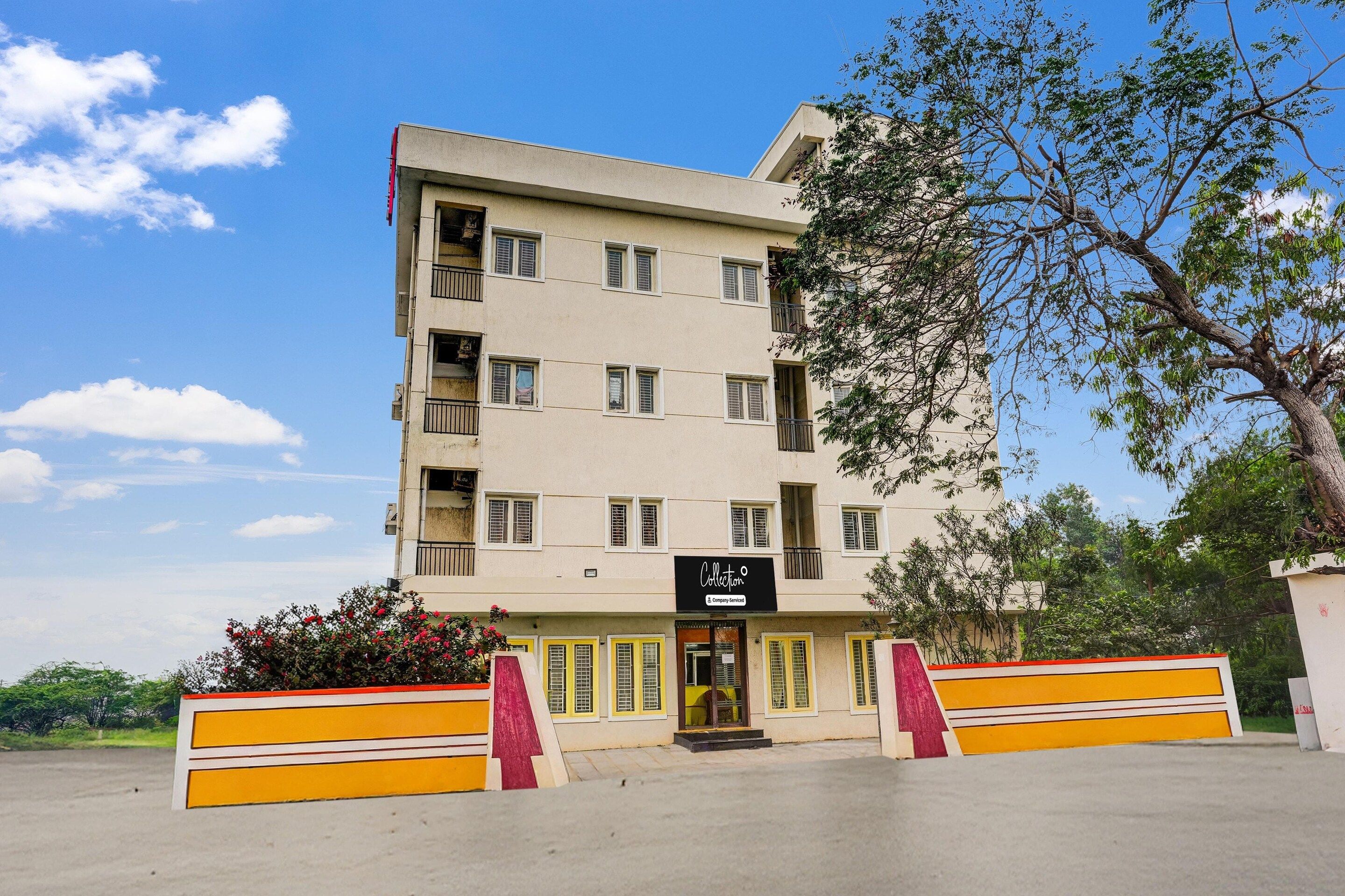 Un edificio de varios pisos con un letrero que dice 'Collection'.