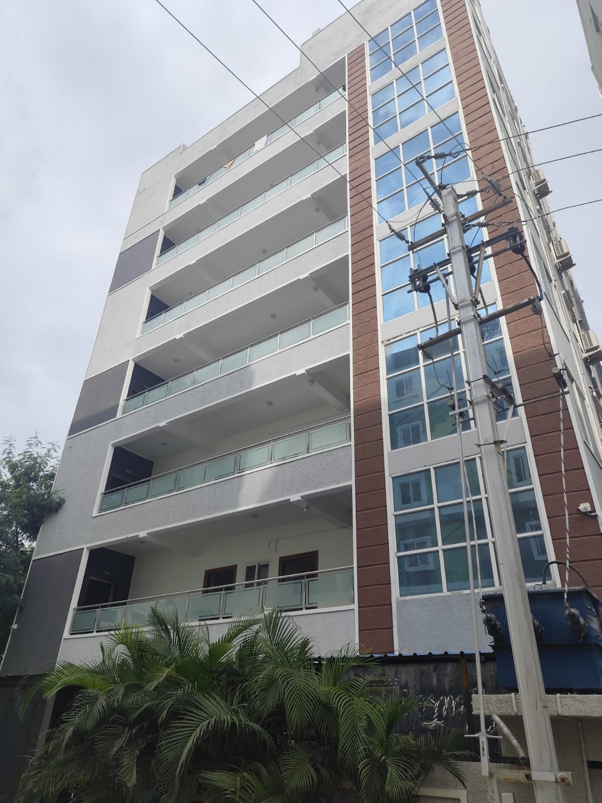 Un edificio de varios pisos con balcones y ventanas amplias.