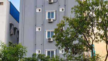 Un edificio de hotel con un letrero que dice 'OrionSignature Hotel' y un número de teléfono.
