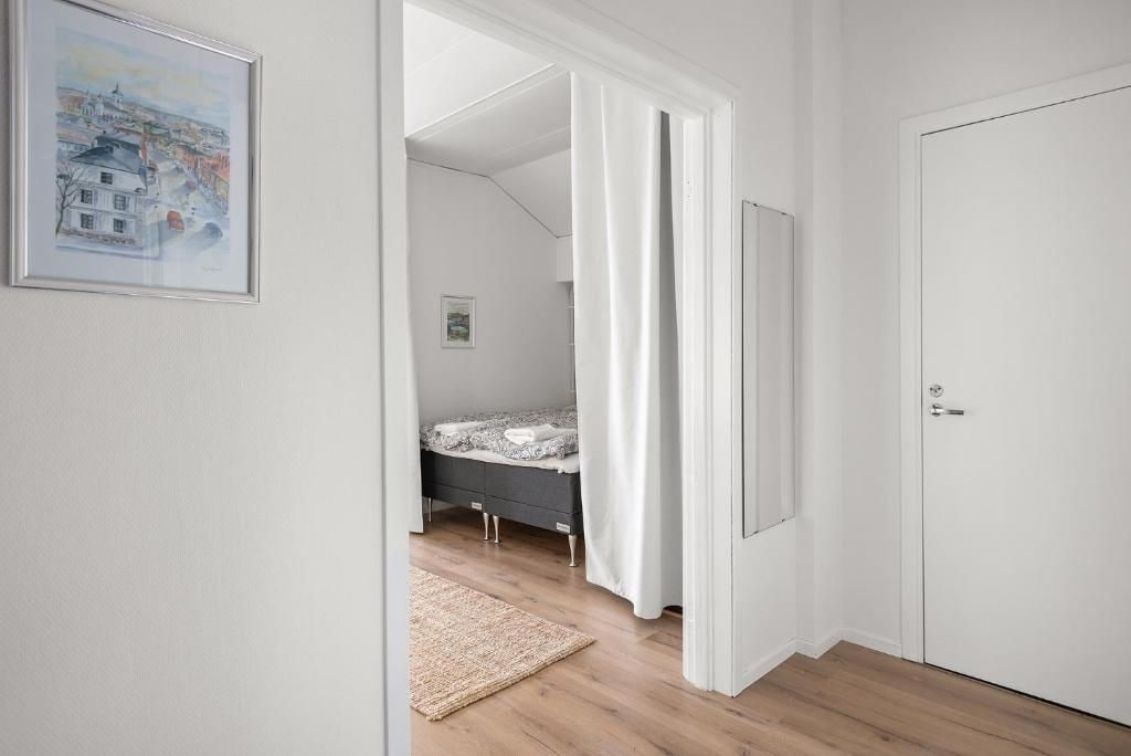 Una camera da letto con un letto, una porta e un quadro appeso al muro.
