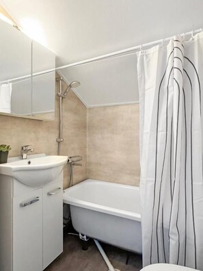 Standard-Apartment, 1 Schlafzimmer, eingeschränkter Meerblick | Badezimmer