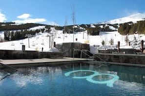 Uma piscina com um teleférico ao fundo.