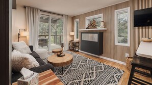Una sala de estar moderna con un sofá, una mesa de centro y una chimenea.