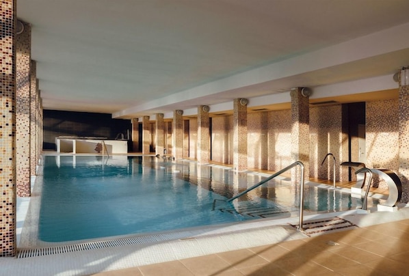 An indoor swimming pool with tiled walls and a clear pool area. - Hotel Les Dryades Golf & Spa (Pouligny-Notre-Dame)