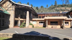 Un edificio moderno con facciata in pietra, ampie finestre e un ingresso coperto.