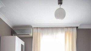 Ein Schlafzimmer mit einem Bett, einem Kleiderschrank und einer Klimaanlage.