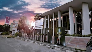 A hotel with a sign for 'Business Suites' and 'Lloyd Garden' on the facade. - 1969 Business Suites @ Ipoh Garden (Ipoh)