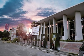A hotel with a sign for 'Business Suites' and 'Lloyd Garden' on the facade. - 1969 Business Suites @ Ipoh Garden (Ipoh)