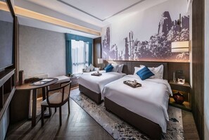 A hotel room with two beds, a desk, and a chair. - Wyndham Garden Kunming High Tech Zone (Kunming)