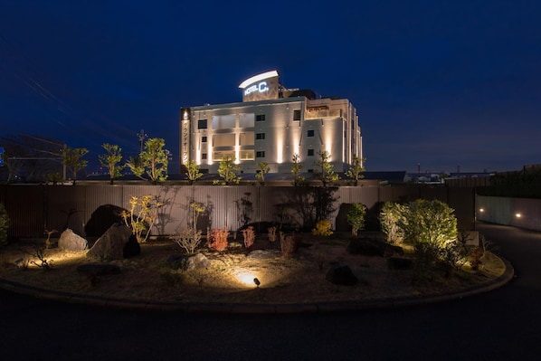 A hotel with a modern design, featuring a prominent sign with the hotel's name. - Hotel C. Chiba Shiroi (Shiroi)
