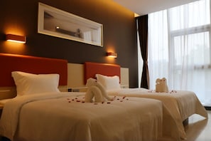 A hotel room with two beds, a large window, and a framed picture on the wall. - 7 Days Premium Beijing Dujiakan Yuanbo (Beijing)