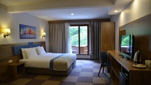 A hotel room with a bed, a desk with a television, a chair, and a window with curtains. - Feel & Live Hotel - Villas - Restaurant (Sapanca)