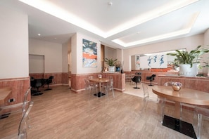 A hotel lobby with marble flooring, a reception desk, and seating areas. - Hotel Via Veneto (Rome)