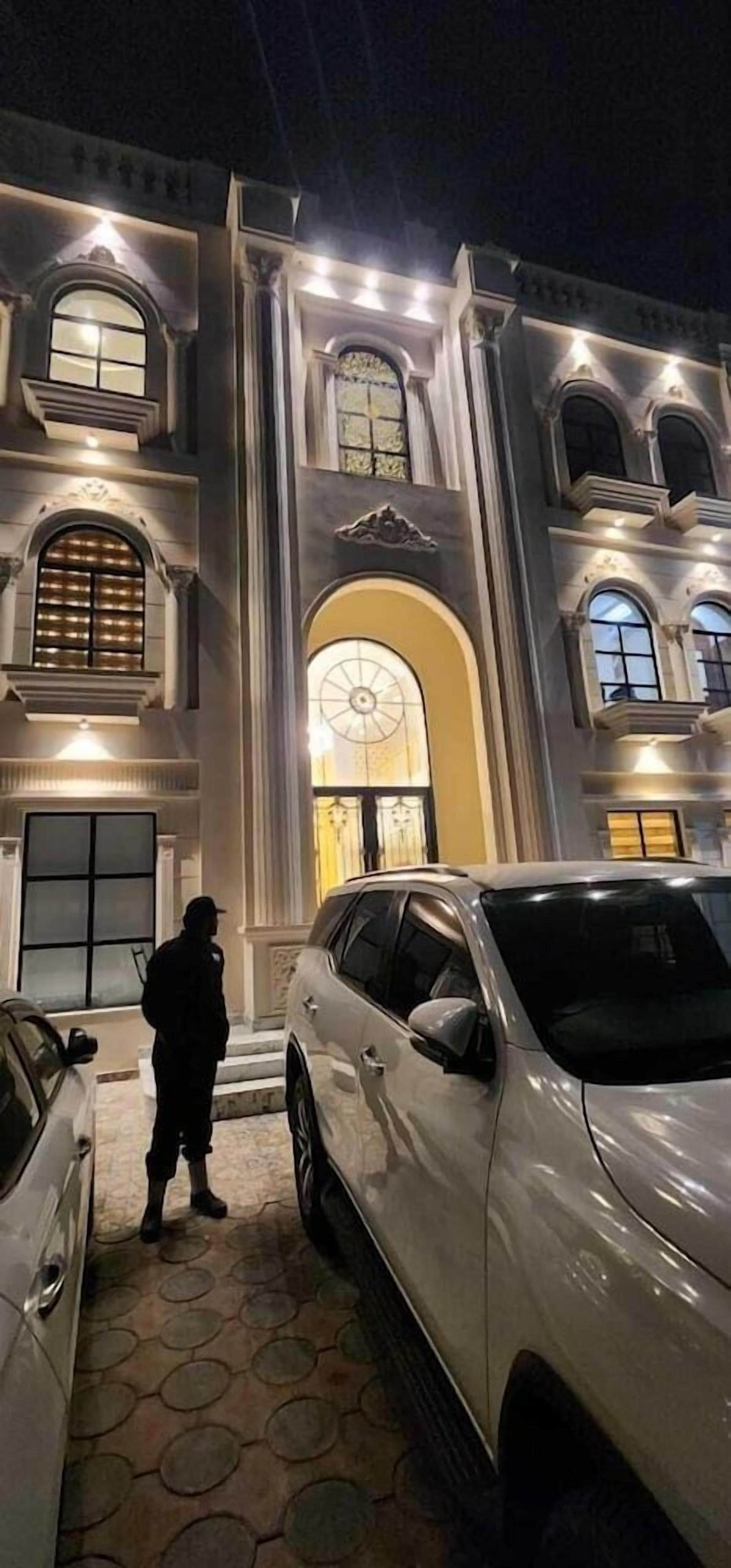 Un edificio de arquitectura clásica, con ventanas de arco y una entrada central.