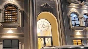 Un edificio de arquitectura clásica, con ventanas de arco y una entrada central.