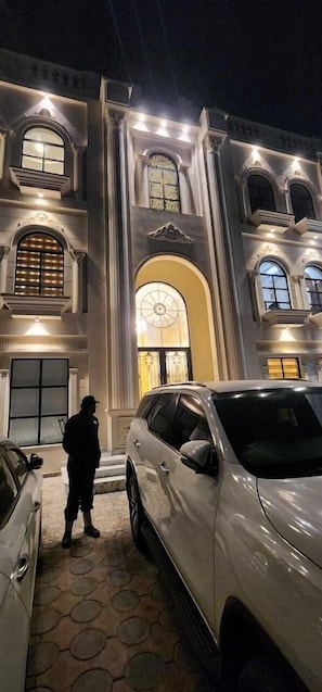 Un edificio de arquitectura clásica, con ventanas de arco y una entrada central.