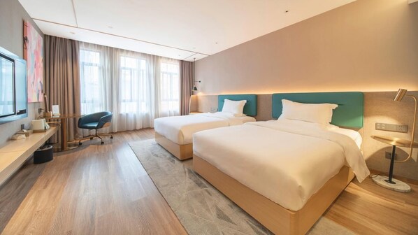 A hotel room with two beds, a desk, a chair, and a TV. - Cheermay Hotels (Guangzhou)