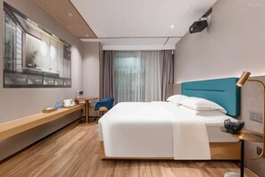 A hotel room with a bed, a desk, a chair, a TV screen, and a window with curtains. - Cheermay Hotels (Guangzhou)