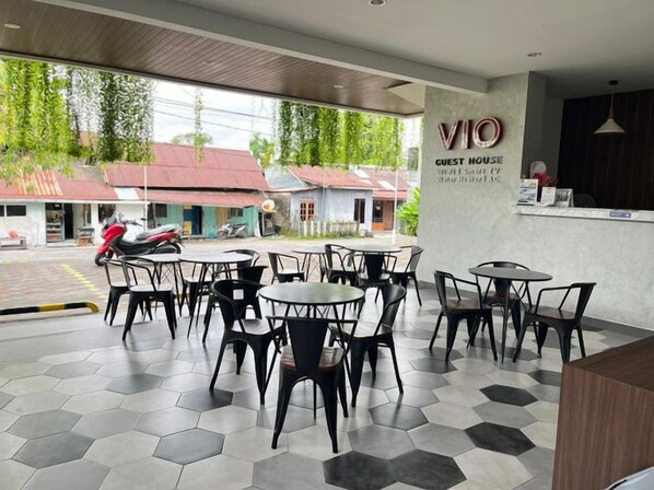 Outdoor dining - Vio Guest House Sampit (Sampit)