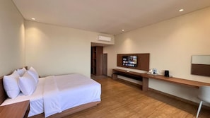 A hotel room with a bed, a TV, a desk, and a chair. - Yes Hotel (Bandar Lampung)